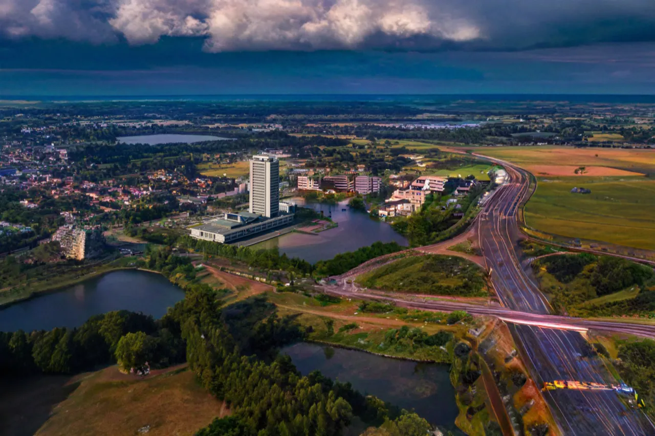Stadsrand onder een dreigende lucht, vanuit de lucht