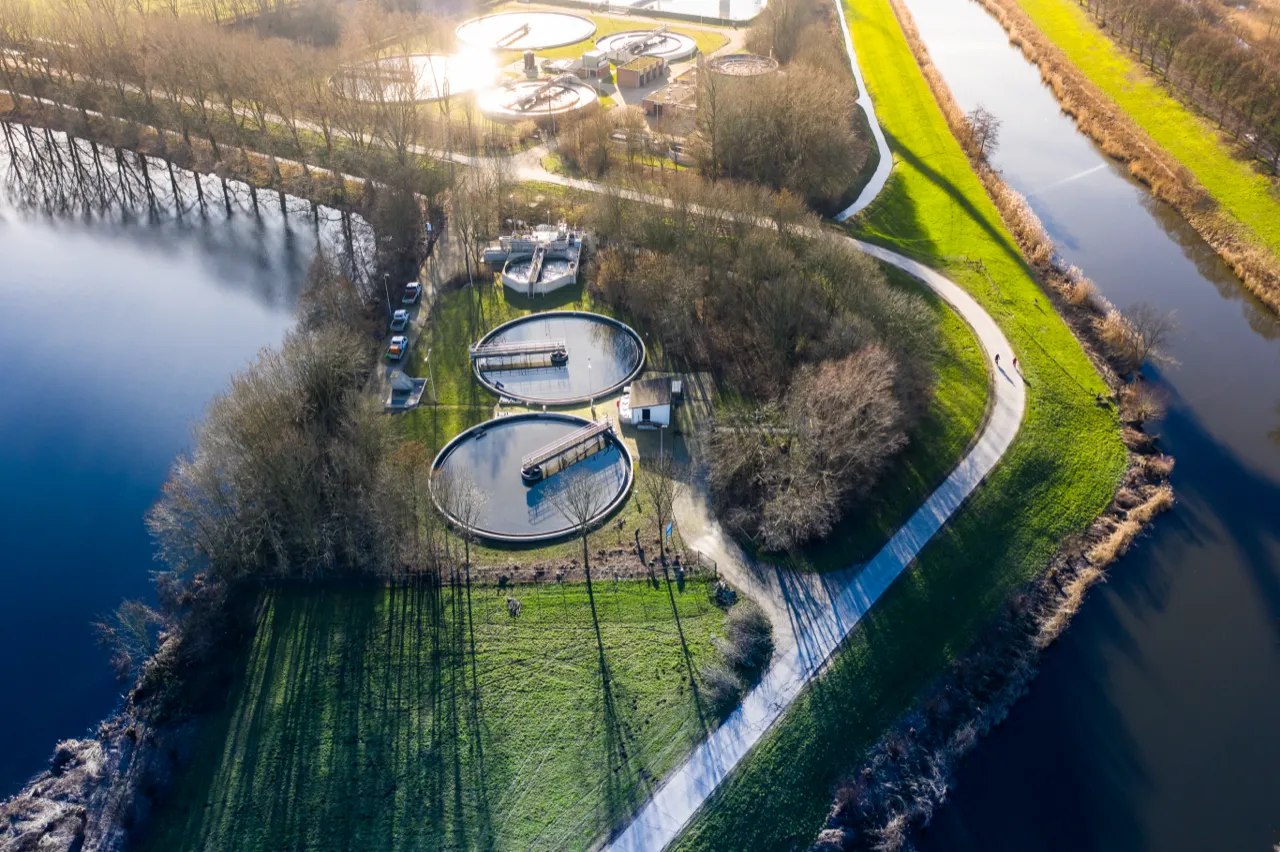 Waterzuivering in het buitengebied, vanuit de lucht