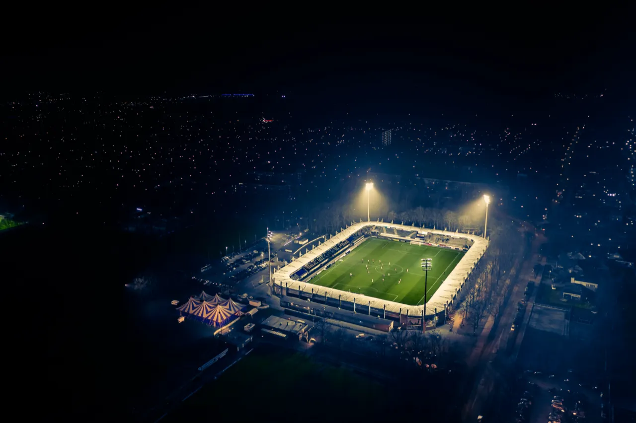 Verlicht voetbalstadion vanuit de lucht