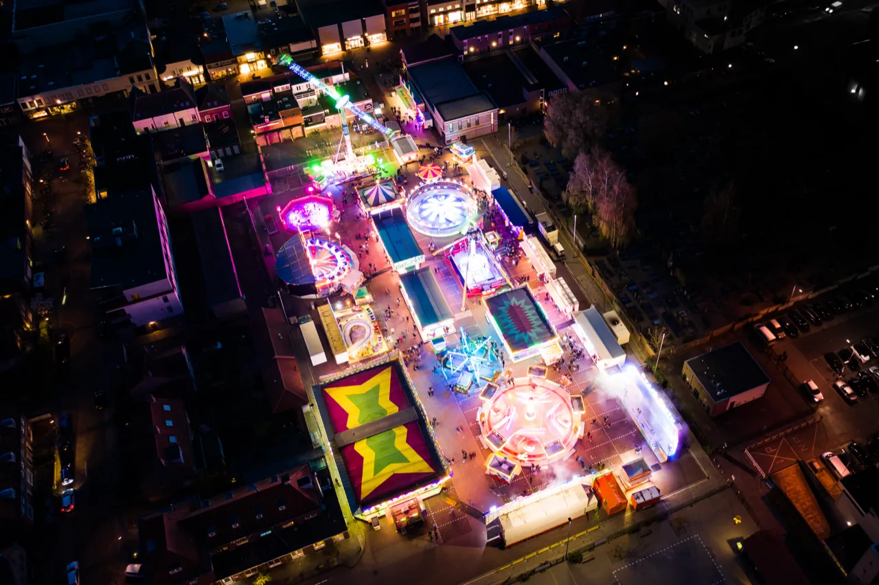 Kermis in het donker, recht van boven