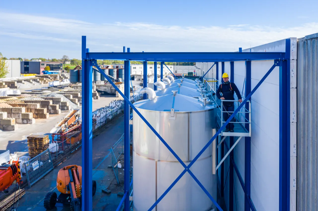 Monteur bij de silo-opstelling op een bedrijfsterrein