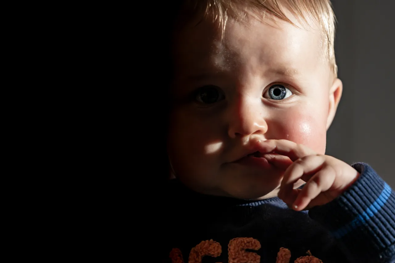 Portret van een peuter bij zijlicht