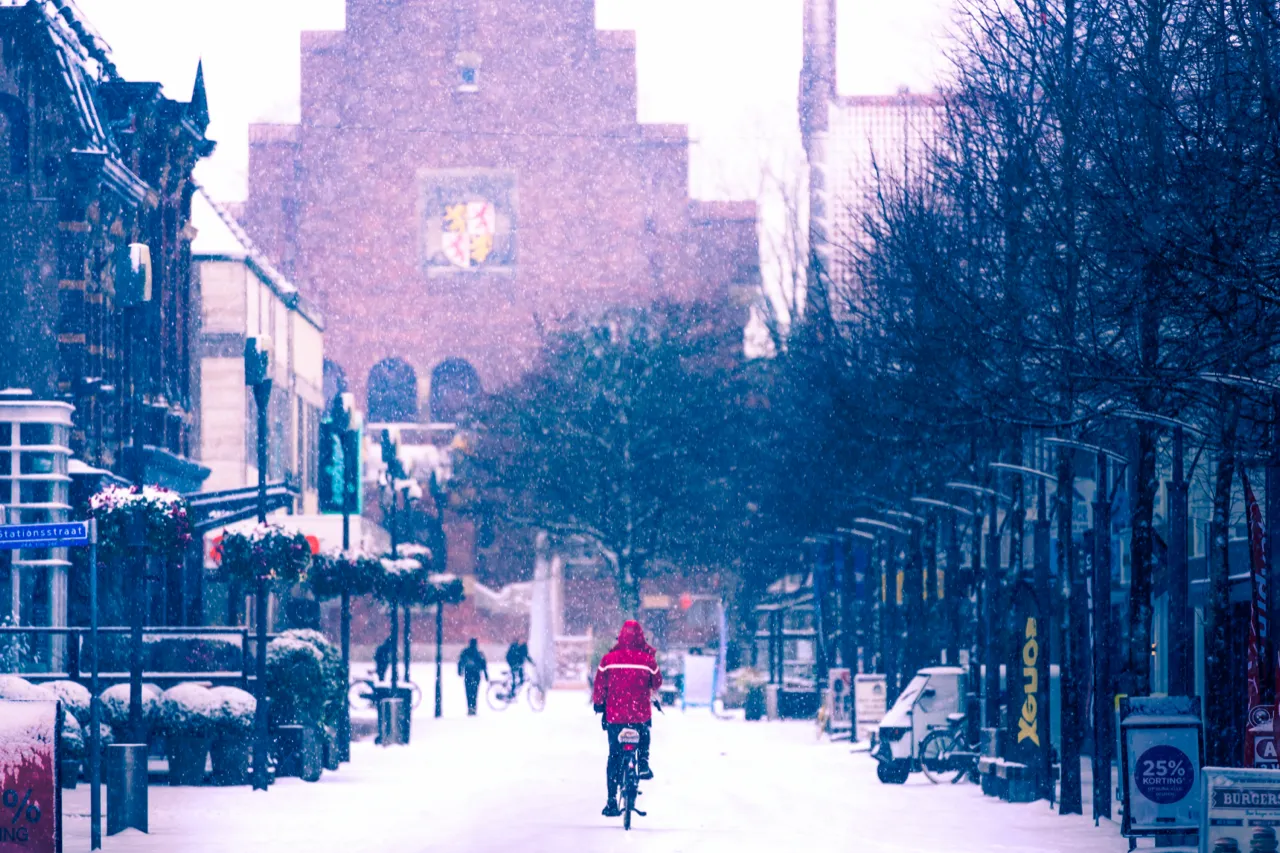 Fietser in de sneeuw in de binnenstad