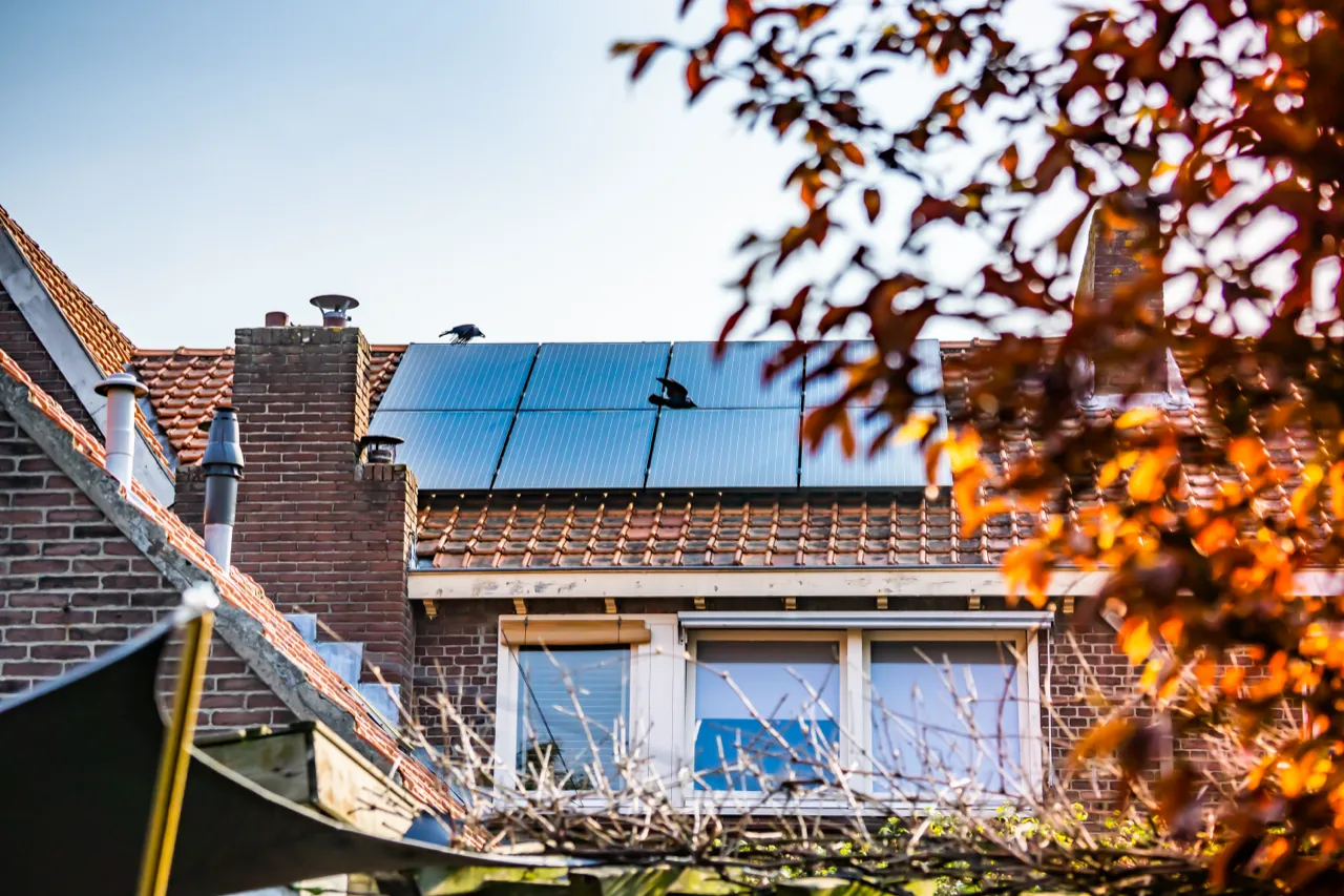 Zonnepanelen op het dak van een woonhuis