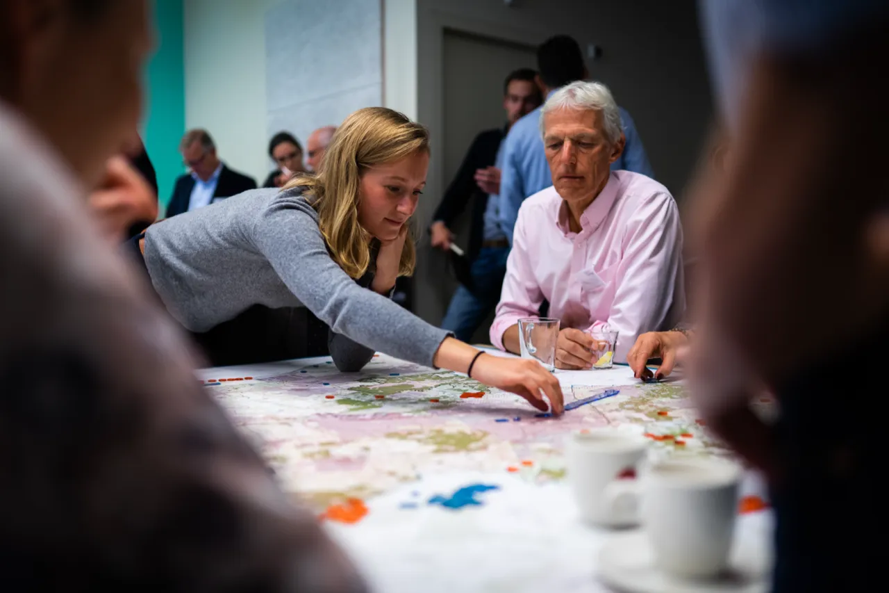 Werksessie rond een grote kaart op tafel