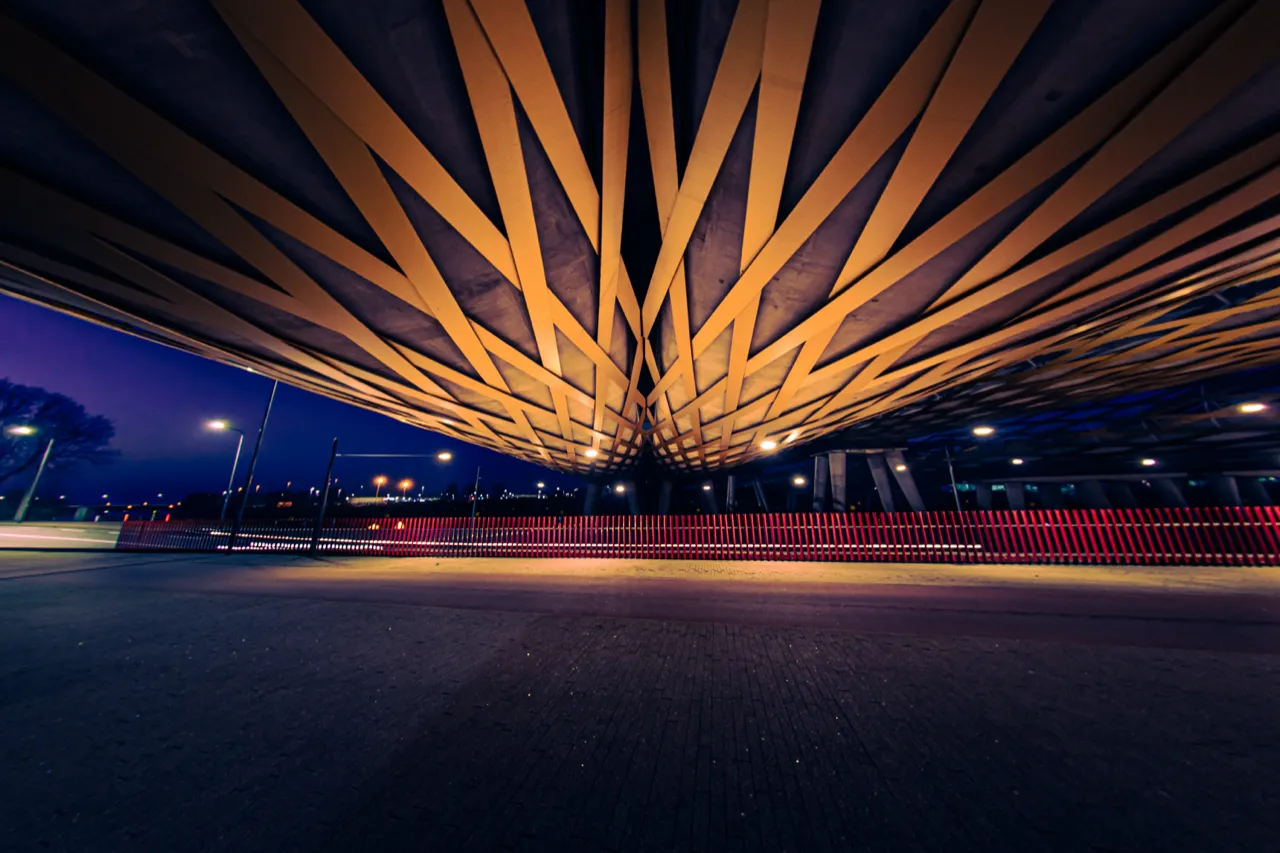 Brugconstructie van onderaf, met lichtsporen van het verkeer