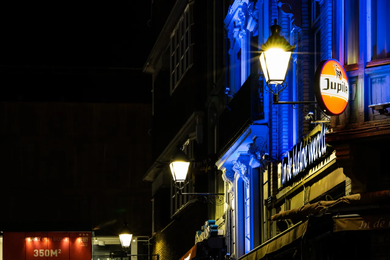 Verlichte gevels in de uitgaansstraat