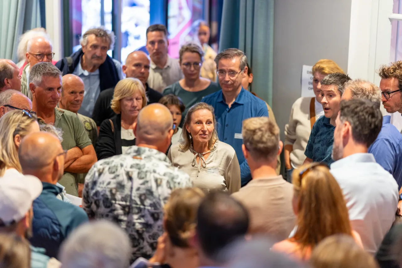 Volle zaal tijdens een bijeenkomst