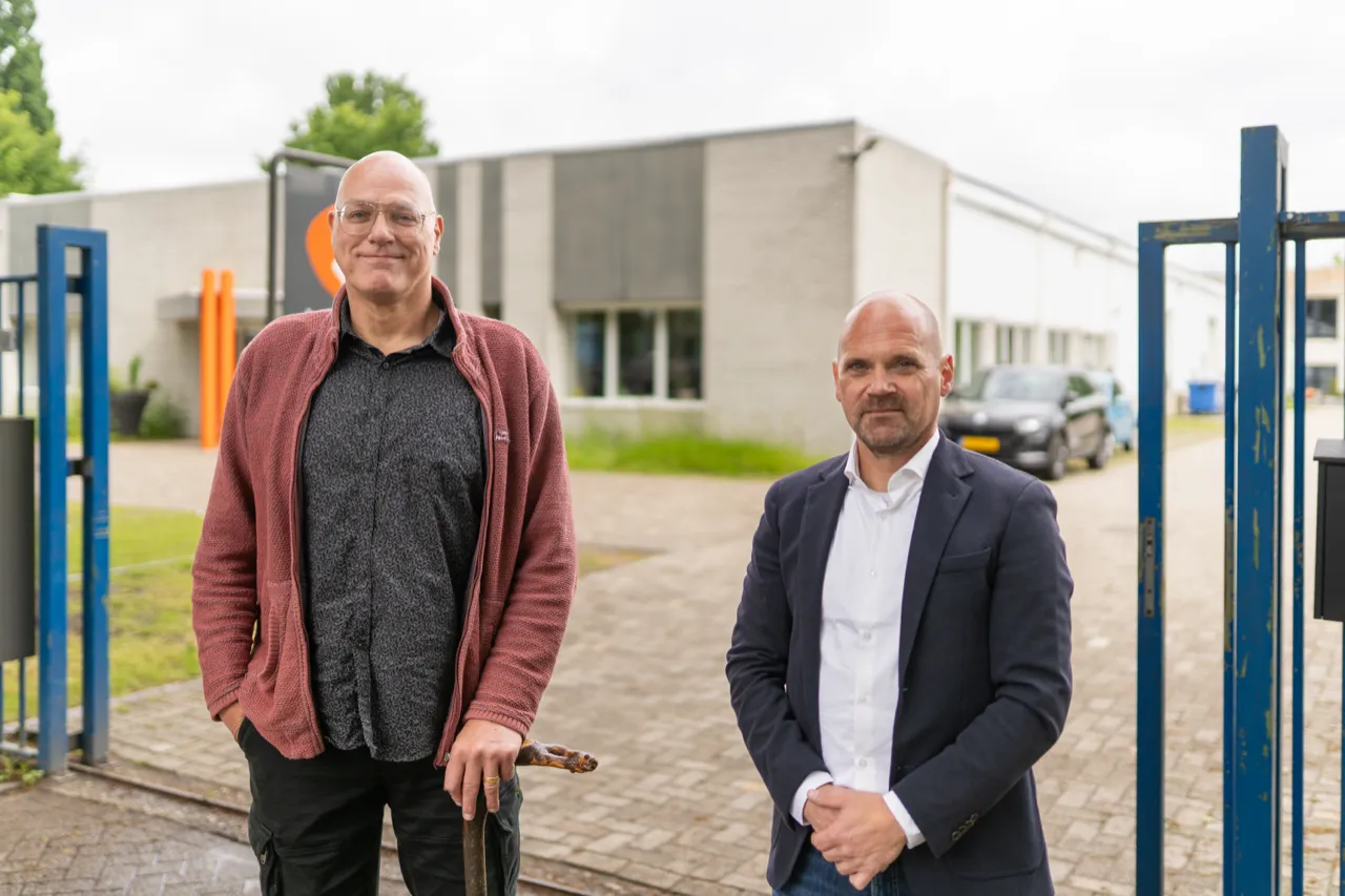 Dubbelportret van twee ondernemers bij hun bedrijfspand
