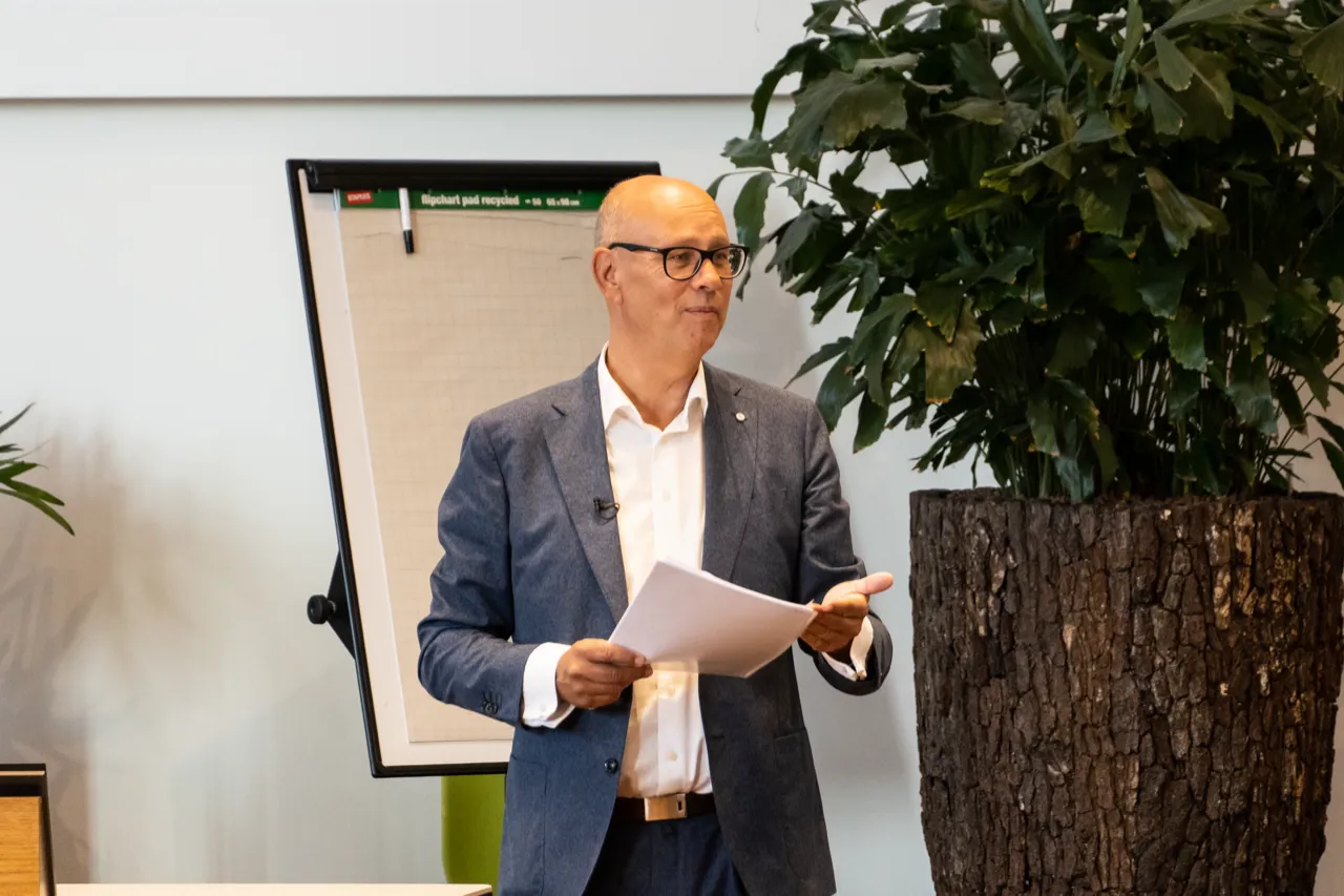 Spreker met aantekeningen tijdens een presentatie