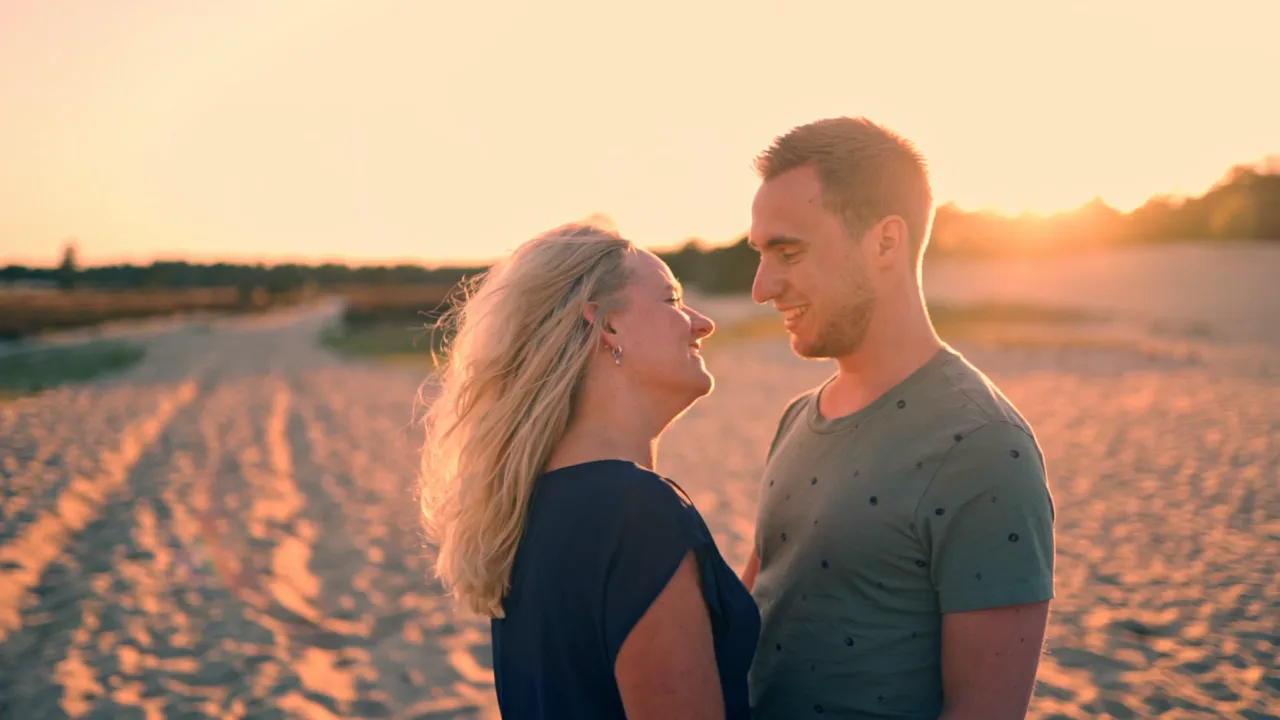 Stel tegen de ondergaande zon in de duinen