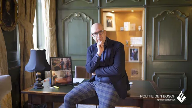 Portret in een monumentaal kantoor, uit de bedrijfsfilm voor de politie